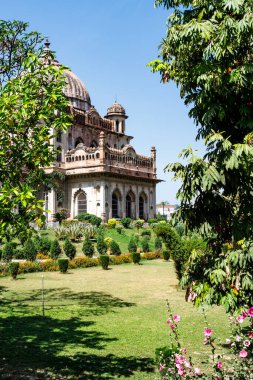 Saadat Ali Khan 'ın mezarı, Lucknow, Uttar Pradesh, Hindistan, Asya' daki Kaiser Bagh Sarayı kompleks bahçesi