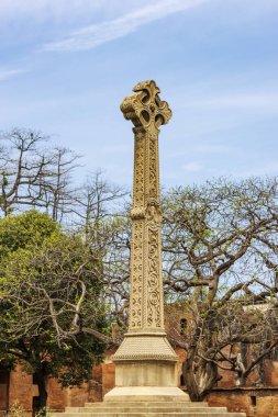 İngiltere 'nin Lucknow, Uttar Pradesh, Hindistan ve Asya' daki harabe binaları ve Kelt haçı.