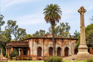 İngiltere 'nin Lucknow, Uttar Pradesh, Hindistan ve Asya' daki harabe binaları ve Kelt haçı.