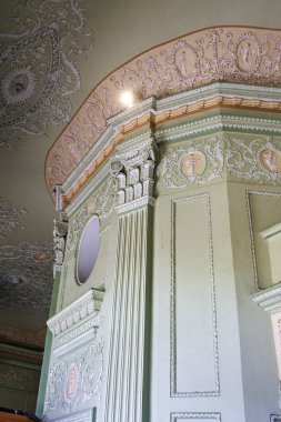 Lucknow, Uttar Pradesh, Hindistan ve Asya 'daki La Martiniere üniversite binasının zengin donanımlı iç mimarisi.