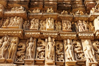 Kamasutra oymalarıyla Parshwanath tapınağının dışı, Khajuraho, Madhya Pradesh, Hindistan, Asya