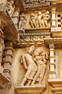 Kamasutra oymalarıyla Parshwanath tapınağının dışı, Khajuraho, Madhya Pradesh, Hindistan, Asya