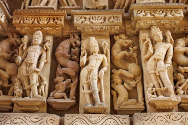 Kamasutra oymalarıyla Parshwanath tapınağının dışı, Khajuraho, Madhya Pradesh, Hindistan, Asya
