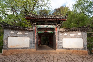 Lijiang, Shuhe Eski Kasabası, Yunnan, Çin, Asya 'da Çin tarzı bir evin kapısı.
