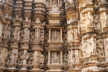 Khajuraho, Madhya Pradesh, Hindistan ve Asya 'daki Vaman tapınağının Kamasutra heykelleriyle yüz yüze.
