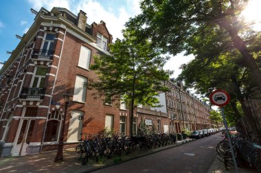 Eski Batı 'daki Wilhelmina caddesindeki tarihi evlere bak. (Oud West), Amsterdam, Hollanda, Hollanda, Avrupa