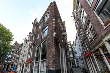 Amsterdam, Hollanda, Avrupa 'nın tarihi merkezinde eski kilise meydanı (Felemenkçe: Oudekerkdallein)