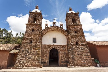 Raqch 'i kilisesinin dışı, Güney Amerika, Cuzco, Cuzco ve Peru' da volkanik kayalardan yapılmış küçük bir kilise.