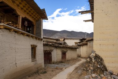 Old Tibetan monks houses next to the Song Zan Lin Si temple, outside Shangri-la, Yunnan Province, China, Asia