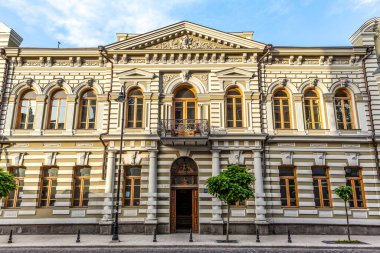 Tiflis, Gürcistan, Avrupa 'nın merkezinde süslü bir klasik binanın cephesi