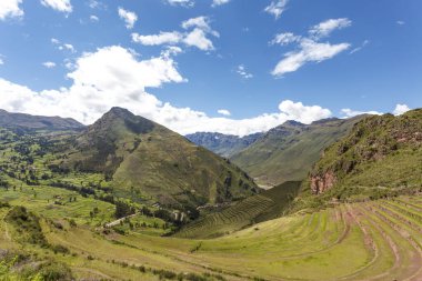 Güney Amerika, Peru 'daki İnkalar' ın Kutsal Vadisi 'ndeki bir Peru kasabası olan Pisac' ın taraçalarına bakın.