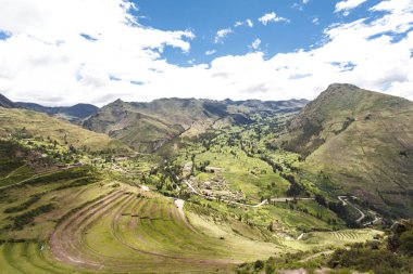 Güney Amerika, Peru 'daki İnkalar' ın Kutsal Vadisi 'ndeki bir Peru kasabası olan Pisac' ın taraçalarına bakın.