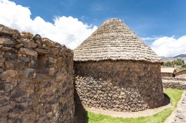 Güney Amerika, Peru, Raqchi 'deki yıkılmış İnka evi.