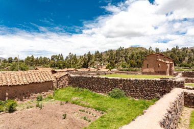 Wiracocha Tapınağı 'na ve Güney Amerika, Peru, Raqchi' deki yıkılmış İnka evlerine bakın.