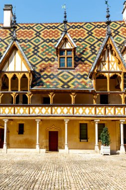 Beaune, Burgundy, Fransa, Avrupa 'daki Hotel-Dieu' nun (Hospice de Beaune) ünlü renkli, geometrik desenli fayans çatısı