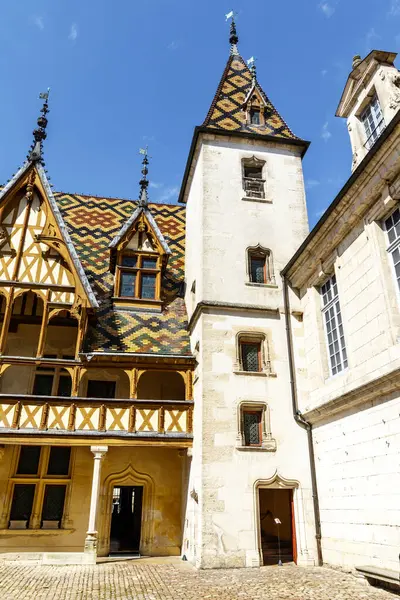 stock image Famous colorful, geometric-patterned tile roof of Hotel-Dieu (Hospice de Beaune) in Beaune, Burgundy, France, Europe