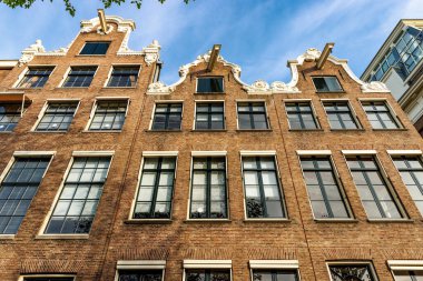 Amsterdam, Noord-Holland, Hollanda, Avrupa 'nın tarihi merkezindeki Hollanda kanal evleri cephesi
