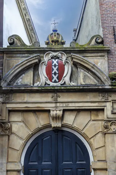 stock image Gate with the weapon of Amsterdam, Fleur-de-lys and crown with a cross in the old historic center of Amsterdam, Noord-Holland, The Netherlands, Europe