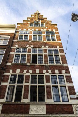 Amsterdam, Noord-Holland, Hollanda, Avrupa 'nın tarihi merkezine adım atan bir Hollanda kanal evi cephesi