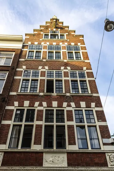 Stock image Facade of a Dutch canal house with stepped gable in the historic center of Amsterdam, Noord-Holland, The Netherlands, Europe