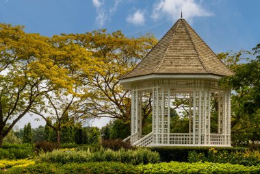 Singapur, Asya Botanik Bahçeleri 'ndeki beyaz ahşap pavyon.