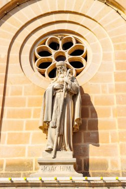 St. Joachim heykeli - Marsaskala, Malta, Avrupa 'daki St. Anne' s Paris kilisesinin cephesi