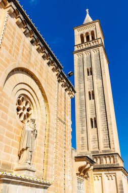 St. Joachim heykeli - Marsaskala, Malta, Avrupa 'daki St. Anne' s Paris kilisesinin cephesi