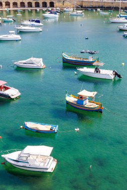 Marsaskala, Malta, Avrupa 'daki teknelerle körfeze bakın.