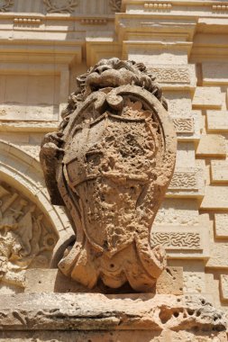 Avrupa 'nın Malta kentindeki Ortaçağ şehri Mdina' nın kapısında armalı bir aslan heykeli.