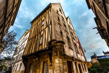 Paris, Fransa ve Avrupa 'nın merkezinde yarı ortaçağ ağaçlıklı bir ev.