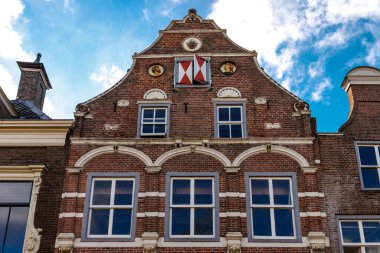 C 'nin tarihi merkezinde çan gable ile Ortaçağ Hollandalı evi