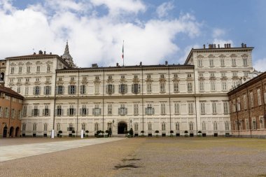 Torino, Piedmont, İtalya ve Avrupa 'daki Kraliyet Sarayı (Palazzo Reale di Torino) cephesi