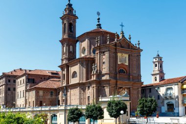 Kutsal Üçlü Roma Katolik Kilisesi 'nin dış mekanı. Fossano, Cuneo, İtalya, Avrupa
