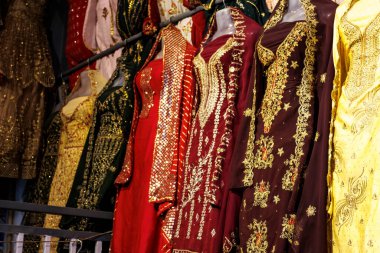 Hyderabad, Telangana, Hindistan ve Asya 'da satılık renkli Hint elbiseleri.