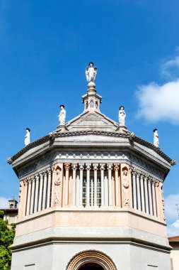 Bergamo, Lombardy, İtalya, Avrupa 'daki Santa Maria Maggiore Bazilikası' nın sekizinci yüzyılın dış cephesi.