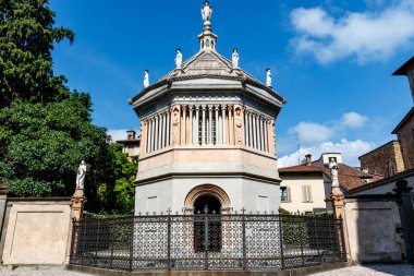 Bergamo, Lombardy, İtalya, Avrupa 'daki Santa Maria Maggiore Bazilikası' nın sekizinci yüzyılın dış cephesi.