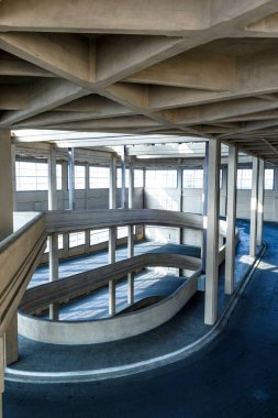 Arabaları eski Fiat fabrikası, Ligotto, Torino, Piedmont, İtalya ve Avrupa 'ya taşımak için Helix erişim rampası