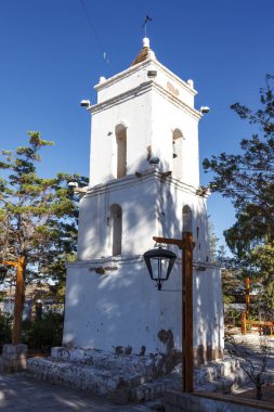 Atakama Çölü, Şili, Güney Amerika 'daki küçük Toconao köyünün kilise kulesi.