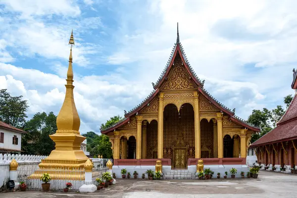 Luang Prabang, Laos, Asya 'daki Wat Vatsensoukharam Budist tapınağının dışında.
