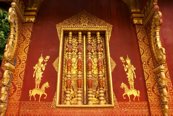 Luang Prabang, Laos, Asya 'daki kırmızı ve altın tapınak Vat Sensoukharam' ın zengin dekore edilmiş dış cephesi.