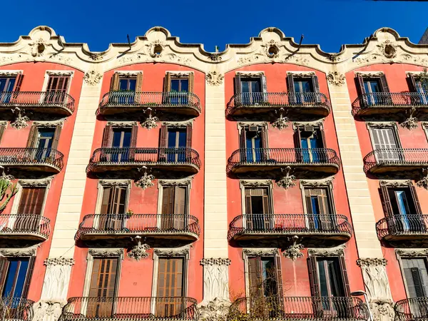 El Eixample, Barselona, İspanya ve Avrupa 'da Modernismo tarzında kırmızı bir apartmanın cephesi