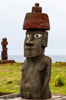 Hanga Roa 'da Moai heykeli, Rapa Nui, Paskalya Adası, Şili, Polinezya