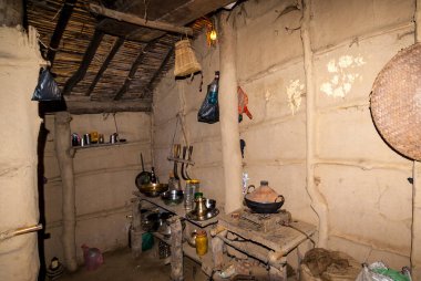Güney Nepal, Asya 'da bir köyde, çamurdan bir kulübede mutfak.