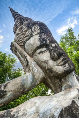 Vientiane Eyaleti, Laos, Asya 'daki Xieng Khuan Buddha Parkı' nda uzanan büyük Buda heykeli.