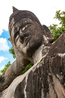 Vientiane Eyaleti, Laos, Asya 'daki Xieng Khuan Buddha Parkı' nda uzanan büyük Buda heykeli.