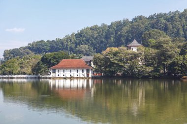 Kandy, Sri Lanka, Asya 'daki Kandy Gölü kıyısındaki eski kraliyet hamamının dışı.