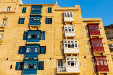 Avrupa 'nın Malta, Valletta şehrinin tarihi merkezinde tipik bir Malta apartmanı.