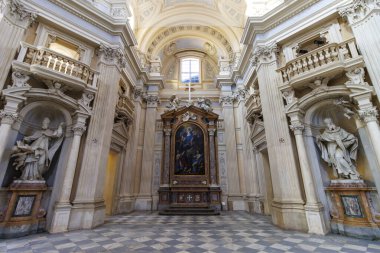 St. Hubert, Venaria Reale Estate, Torino, Piedmont, İtalya ve Avrupa kilisesinin zengin dekore edilmiş iç mekanları.