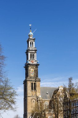 Amsterdam, Noord-Holland, Hollanda, Avrupa 'daki Westerkerk kilisesinin yenilenmiş ve boyanmış Westertoren kulesi