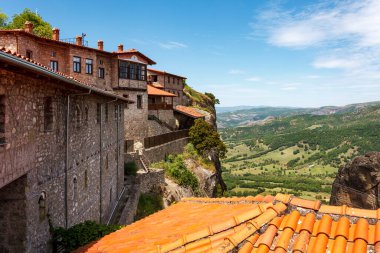 Büyük Meteoron Manastırı 'nın dışı ve Meteora, Kalambaka, Yunanistan ve Avrupa dağlarına bakıyor.